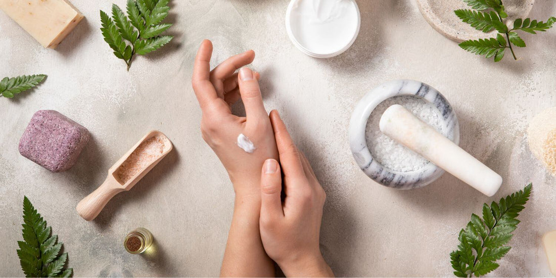 Mujer relajada conectando con su cuerpo y deseo, masajeando su piel en un momento íntimo de autocuidado