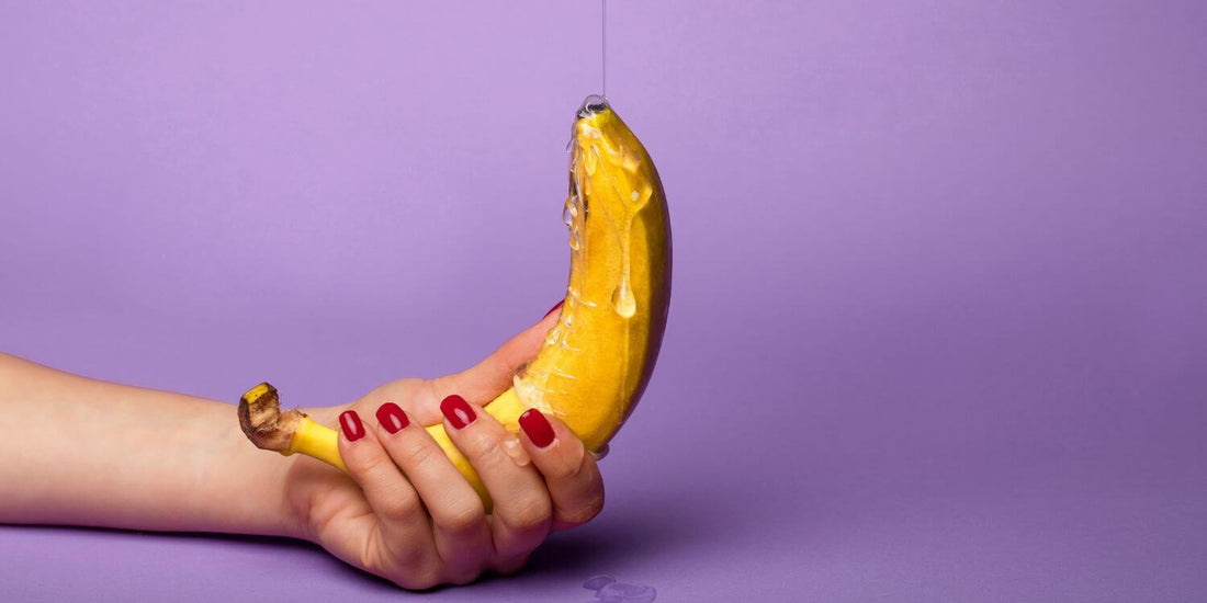 Lubricante íntimo aplicado con suavidad como parte de un ritual de placer, autocuidado y bienestar sexual femenino