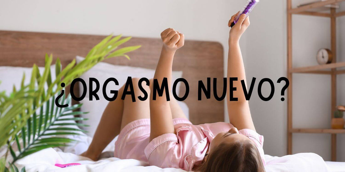 Mujer con juguete sexual tumbada en la cama experimentando un orgasmo cervical