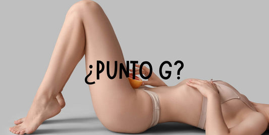 Mujer tumbada con una mandarina sobre el vientre, simbolizando placer íntimo y conexión con su sexualidad