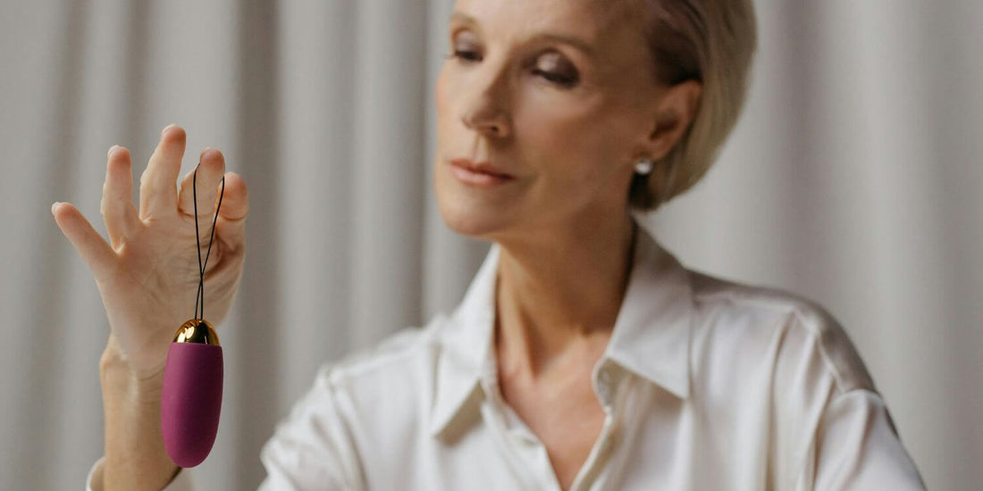 Mujer madura disfrutando de su sexualidad con confianza y libertad a los 40