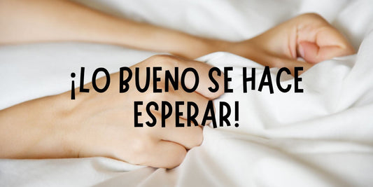 Manos apretando una sábana con fuerza en un momento de intenso placer, simbolizando la técnica del edging y el control del orgasmo