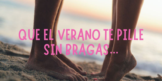 Piernas de una pareja en la playa, ella de puntillas como si fuera a besarle. Escena sugerente y veraniega que transmite deseo, complicidad y sensualidad.