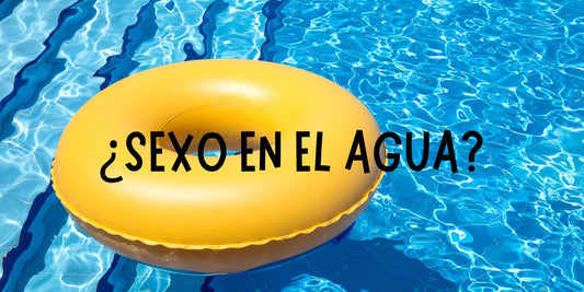 Donut hinchable amarillo flotando en una piscina con el texto “¿sexo en el agua?”, evocando diversión, verano y deseo.