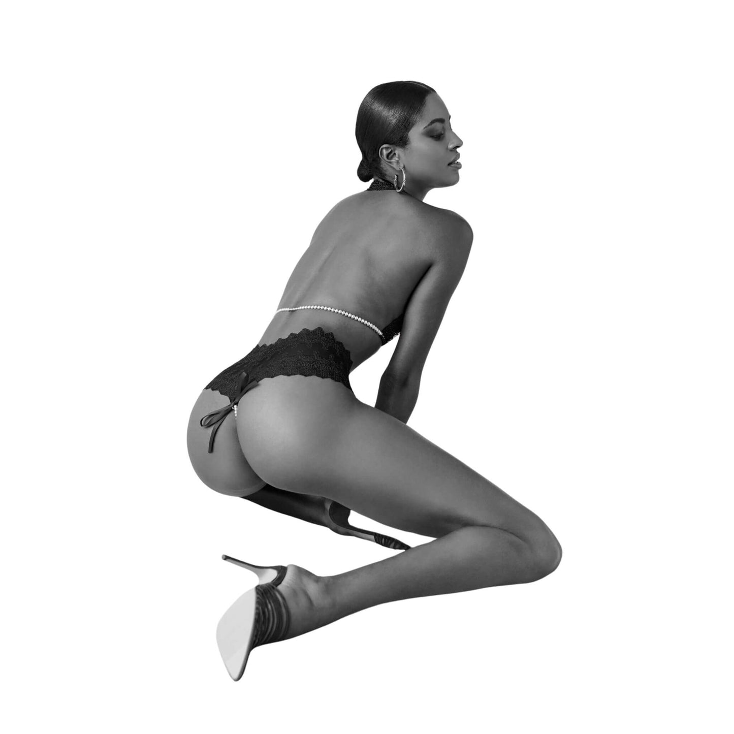 Bracli tanga geneva de perlas modelo posando suelo