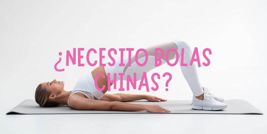 Mujer haciendo ejercicios de kegel con bolas chinas para fortalecer el suelo pélvico