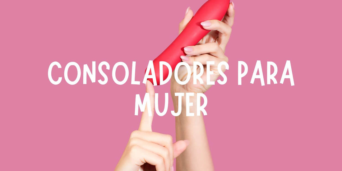 Mano de una mujer sosteniendo un consolador de silicona en tonos suaves, representando autocuidado y elección consciente del placer.