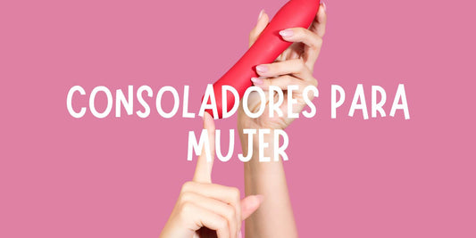 Mano de una mujer sosteniendo un consolador de silicona en tonos suaves, representando autocuidado y elección consciente del placer.