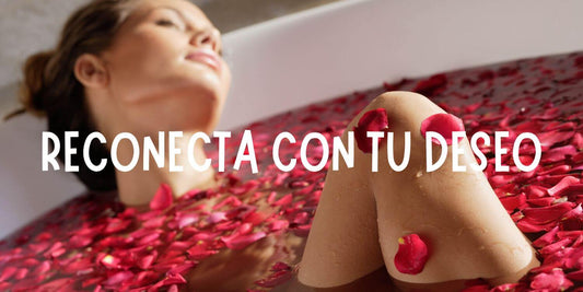 Mujer relajándose en una bañera con espuma, simbolizando autocuidado y reconexión con el deseo.