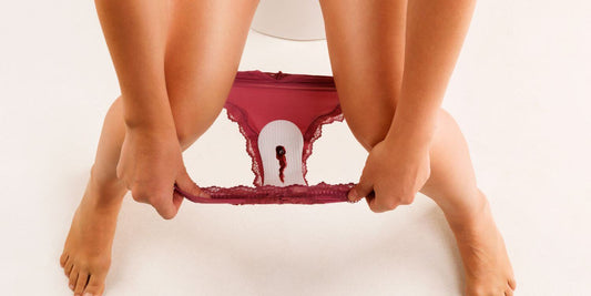 Mujer disfrutando de un momento íntimo durante su menstruación, conectada con su cuerpo y su placer sin tabúes