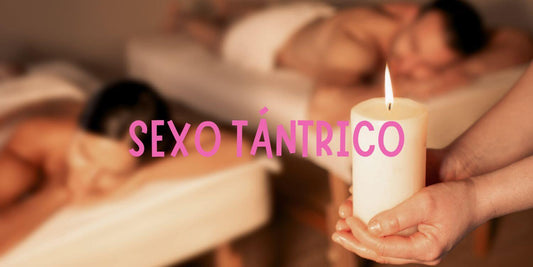 Pareja en penumbra con velas, mirándose con intimidad y calma, simbolizando la conexión del sexo tántrico.