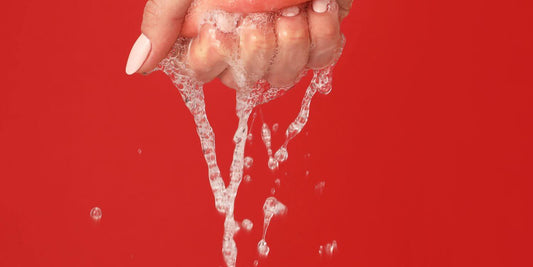 Mujer explorando el squirt en un momento íntimo de autoplacer, libertad y liberación sensual