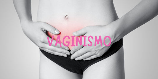 Mujer en calma con las manos sobre el vientre, simbolizando autocuidado y sanación del vaginismo.