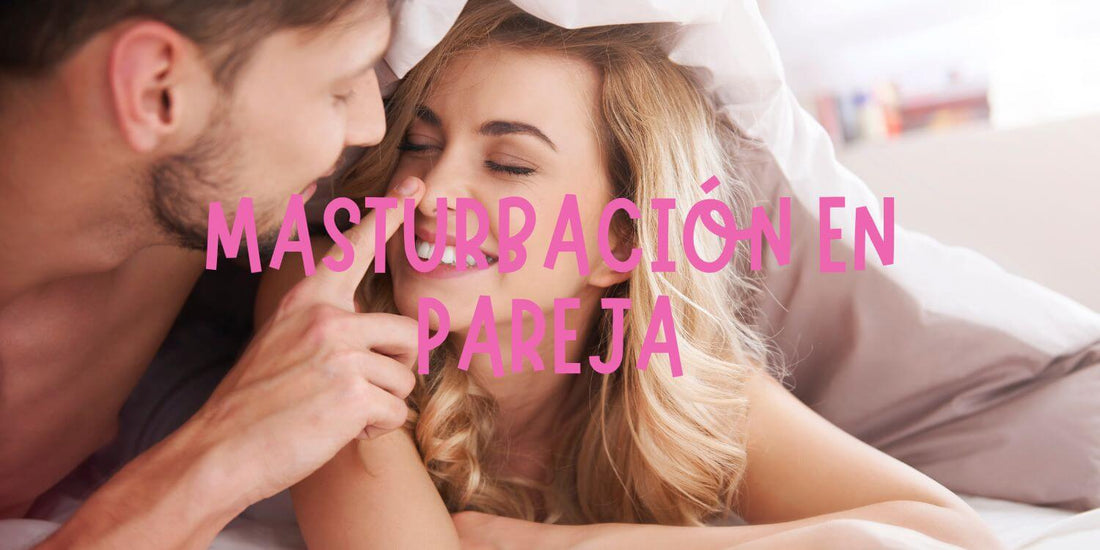 Pareja abrazada en la cama explorando la masturbación en pareja y el placer compartido
