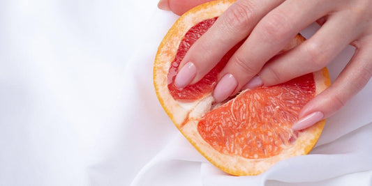 Mujer relajada disfrutando de autoplacer sin culpa - masturbación femenina saludable