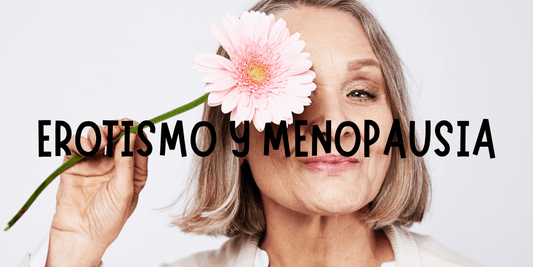 Mujera madura disfrutando de un momento de relajación y autoconocimiento durante la menopausia
