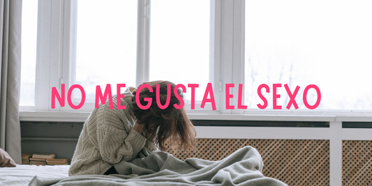 Mujer reflexionando sobre su deseo y su relación con el sexo en un dormitorio con luz tenue.