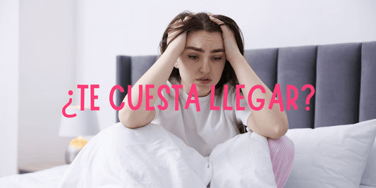 Mujer reflexionando sobre su excitación y el orgasmo mientras está tumbada en la cama con luz tenue.