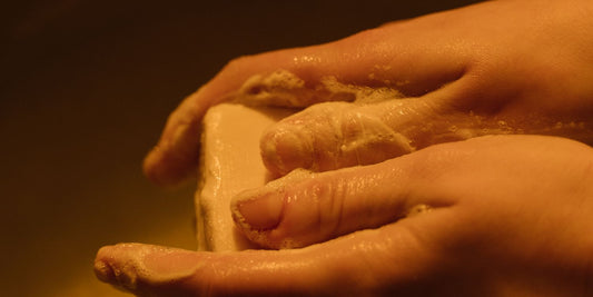 Manos enjabonadas bajo el agua: cómo limpiar juguetes sexuales según su material