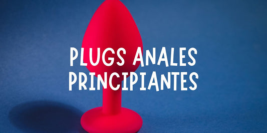 Plug anal pequeño de silicona sobre tela suave, representando una iniciación anal segura, cuidada y sin dolor.