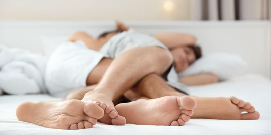 Mujer madura sonriente en la cama, representando una vida sexual activa y satisfactoria después de los 40