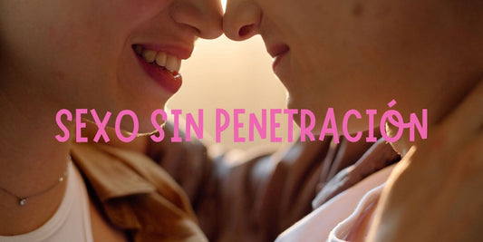 Dos personas acariciándose suavemente, simbolizando la intimidad y el placer más allá de la penetración.
