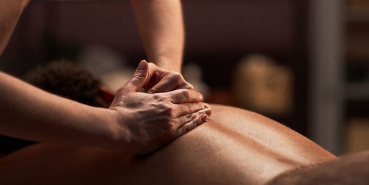 Pareja conectada en un ambiente cálido con velas; guía de sexo tántrico para principiantes