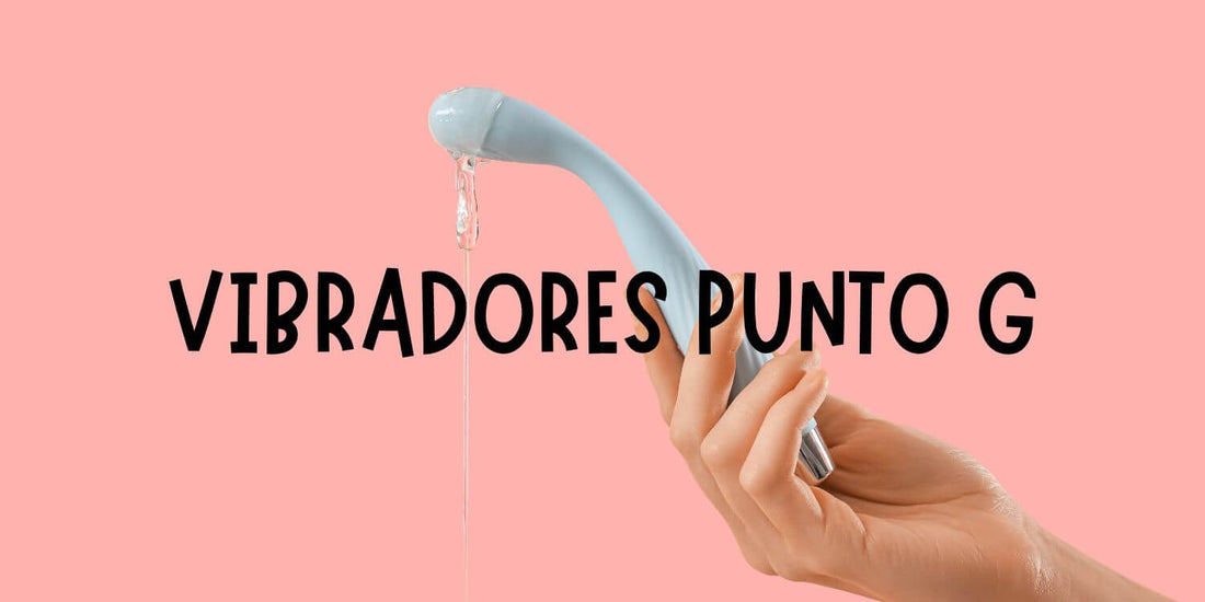 Mano sosteniendo un vibrador curvado para punto G sobre sábanas claras con lubricante al lado