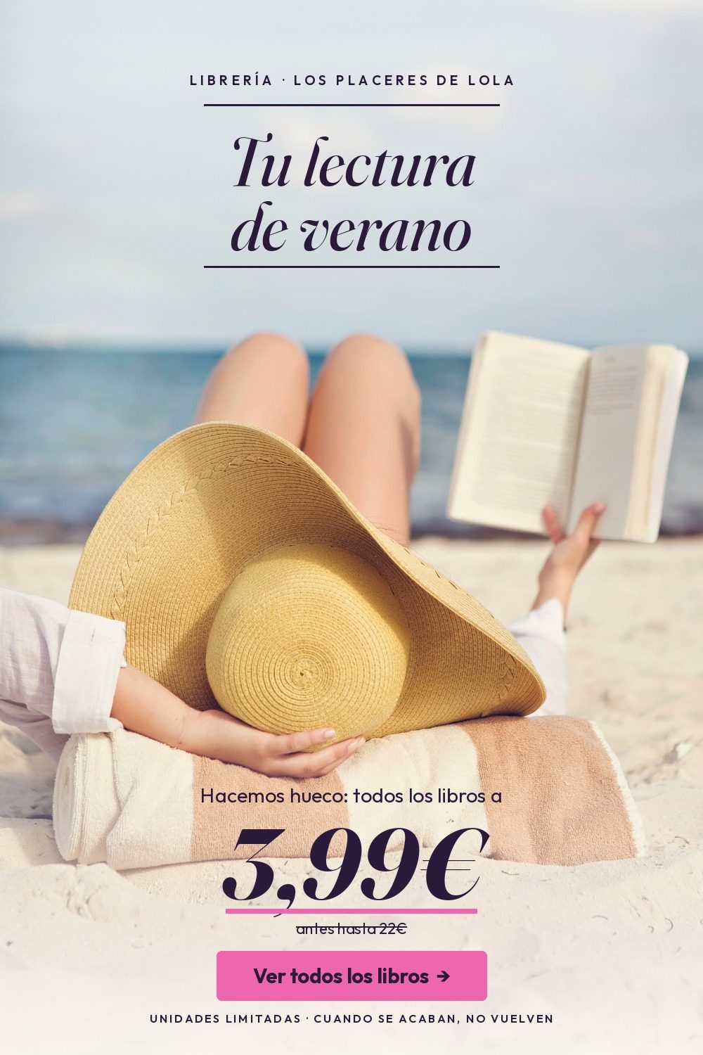 Mujer leyendo un libro tumbada en la arena frente al mar. Todos los libros a 3,99€