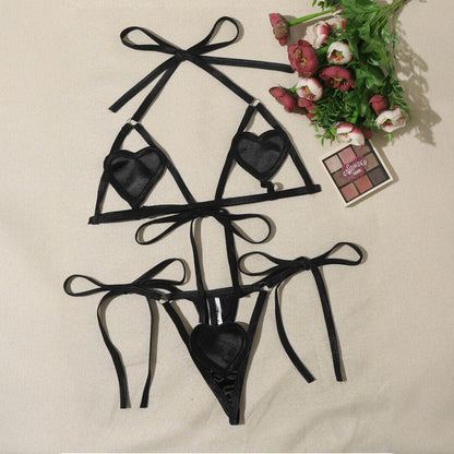 Las dos piezas del conjunto extendidas: sujetador de corazones y tanga de lazos
