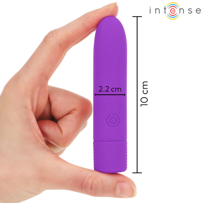 Symone en la mano con sus medidas: 10 cm de largo y 2,2 cm de ancho
