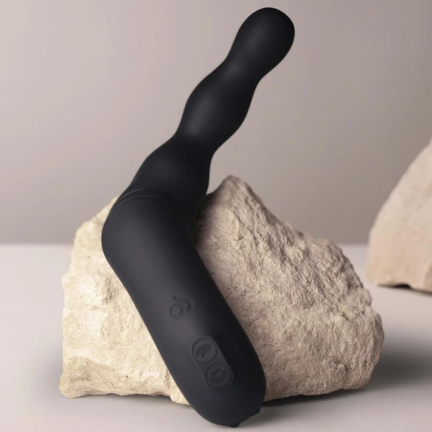 El Adapt apoyado en una piedra, con los botones a la vista