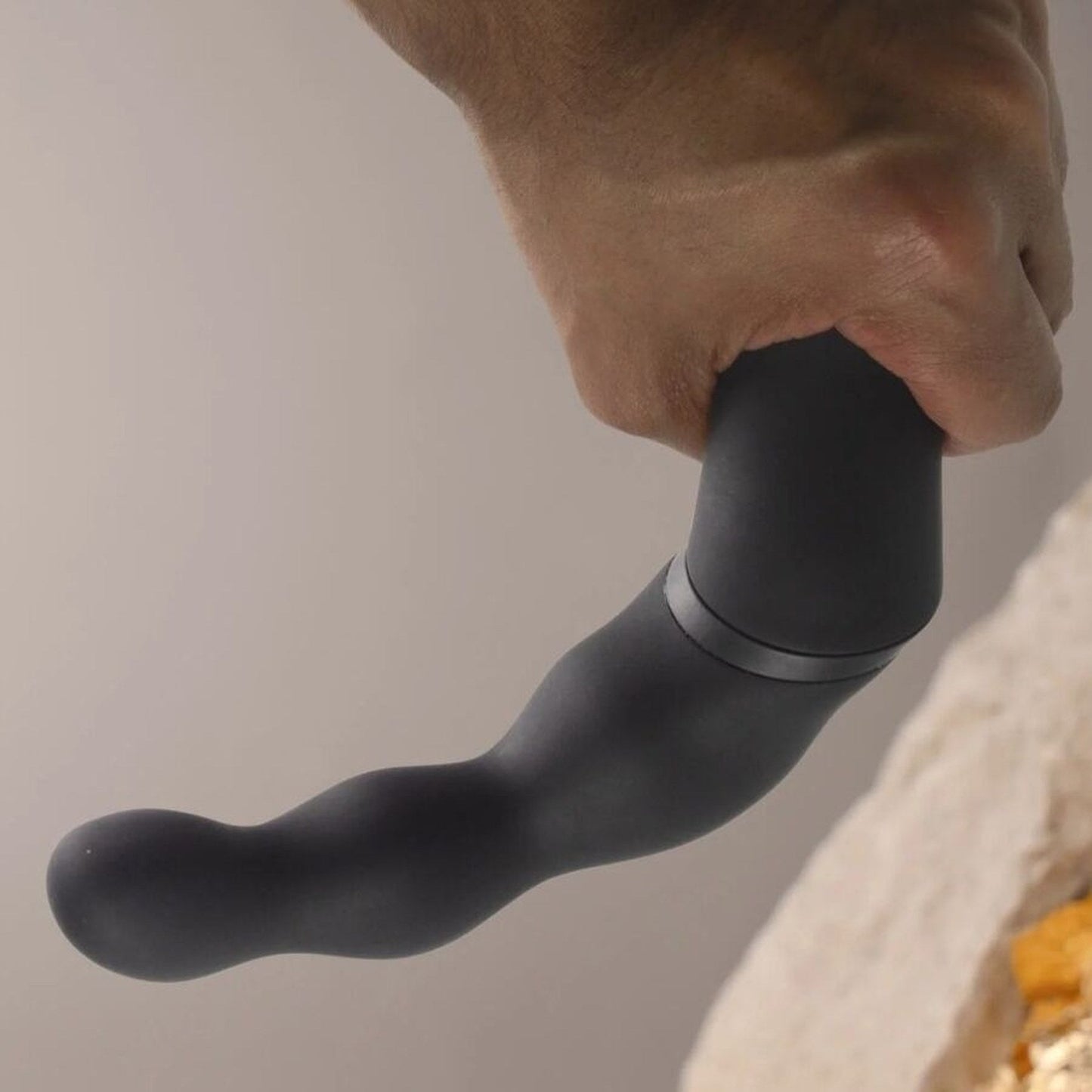 El Adapt de Rocks-Off en primer plano sobre fondo cálido